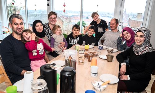 Hyggeligt samvær med en netværksperson eller -familie